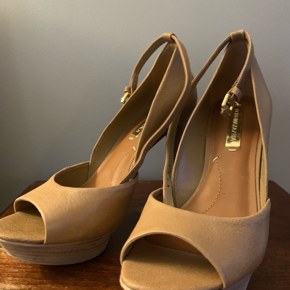 BCBG leather women’s size 9 heels pumps new with tags $293 retail